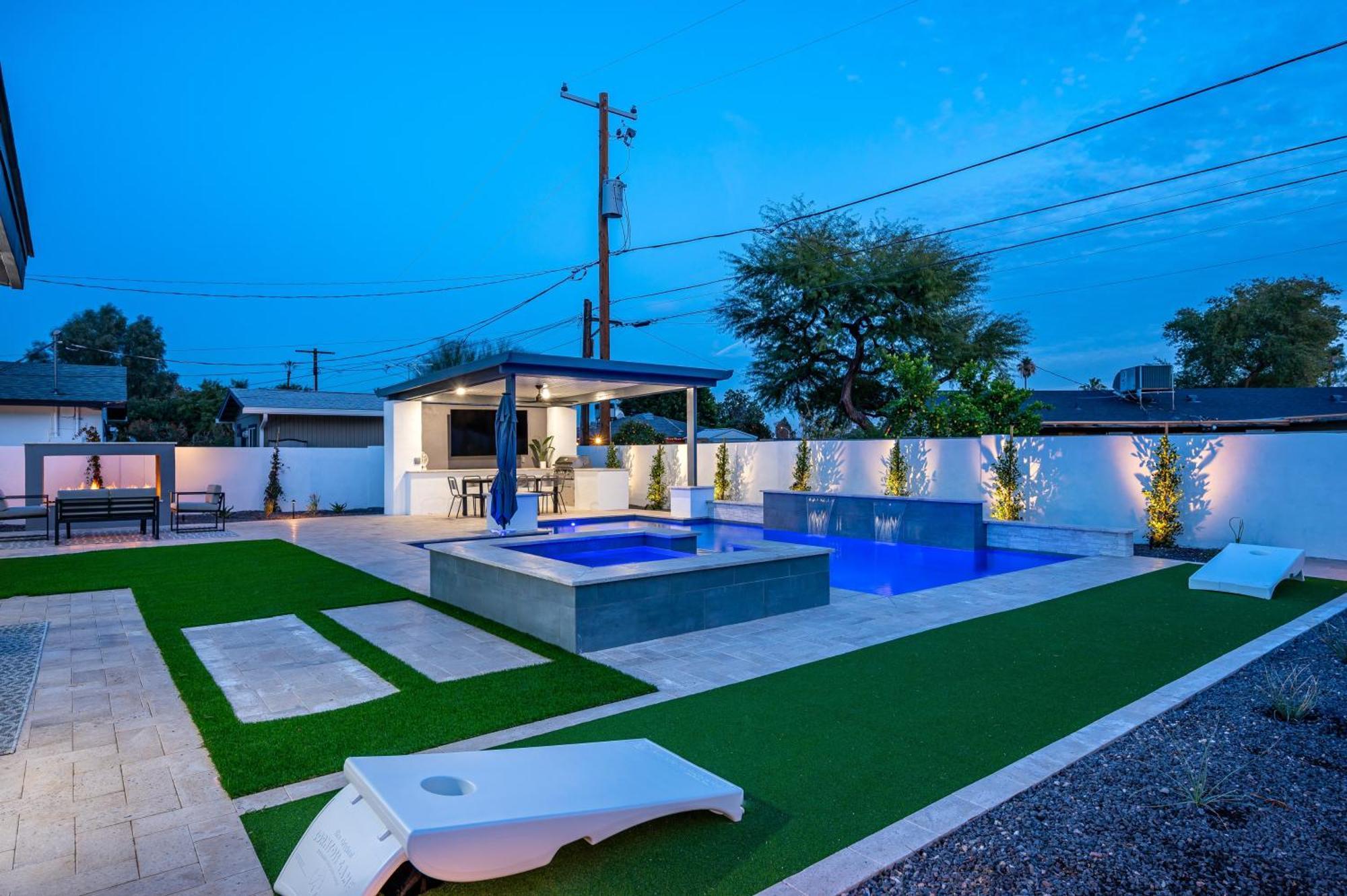 Swim Up To Cooking Entertainment Play Corn Hole And Relax By The Fire At Cascada Holiday home Scottsdale