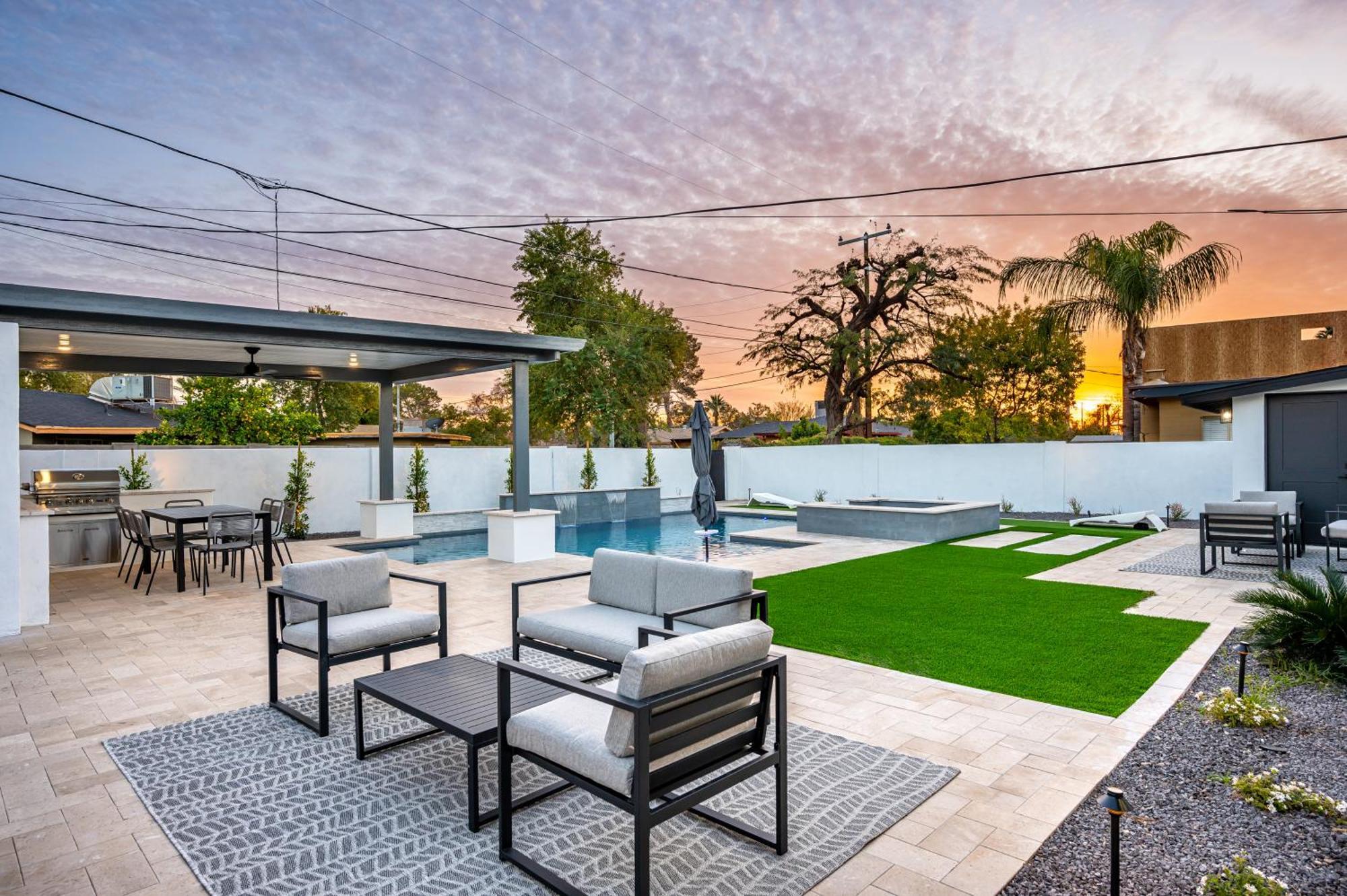 Swim Up To Cooking Entertainment Play Corn Hole And Relax By The Fire At Cascada Holiday home Scottsdale